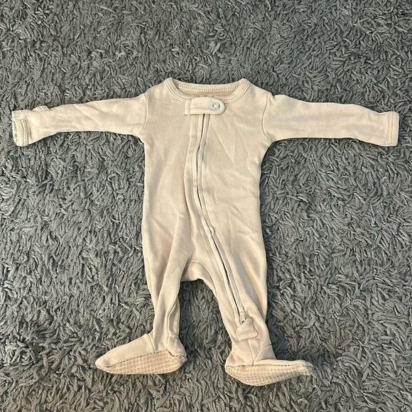 Loved Baby 100% organic footie pajama in the color oatmeal excellent condition - Picture 1 of 3